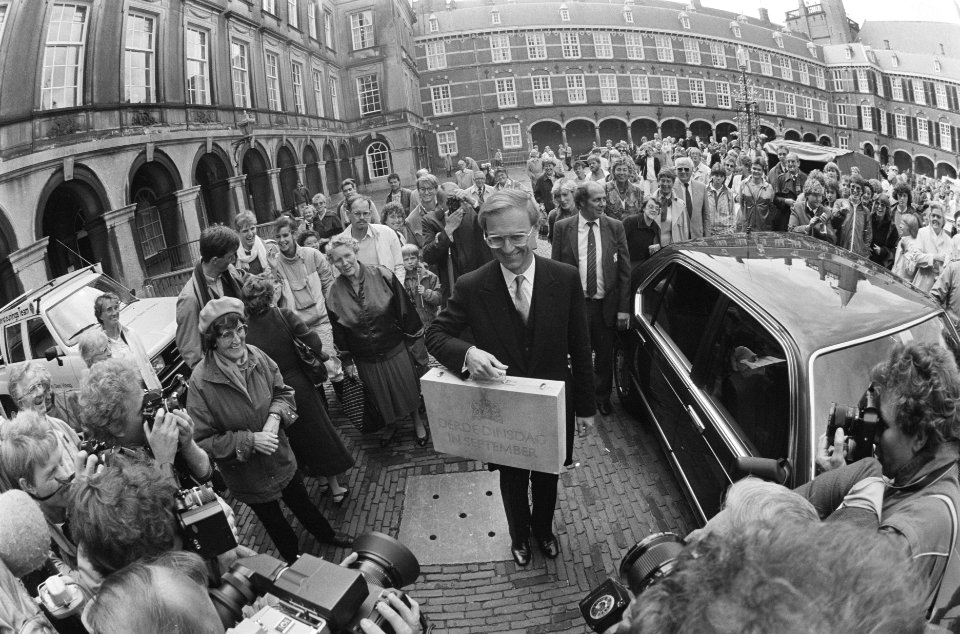 Prinsjesdag 1986 minister Ruding met miljardenkoffertje op Binnenhof, Bestanddeelnr 933-7605