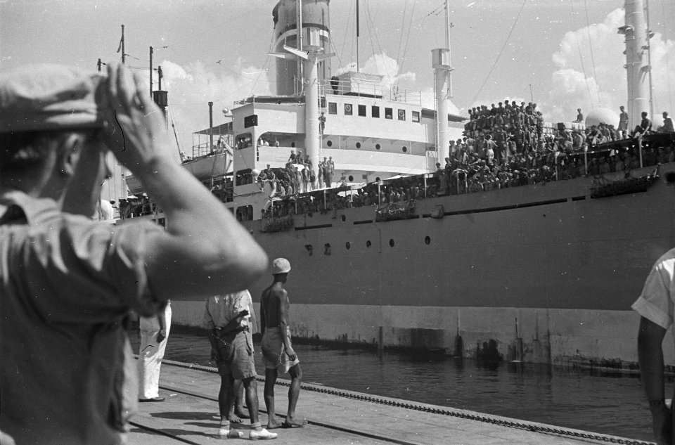 Priok. Op 14 mei 1948 vertrok de Waterman naar het vaderland met aan boord de , Bestanddeelnr 1671-3-2