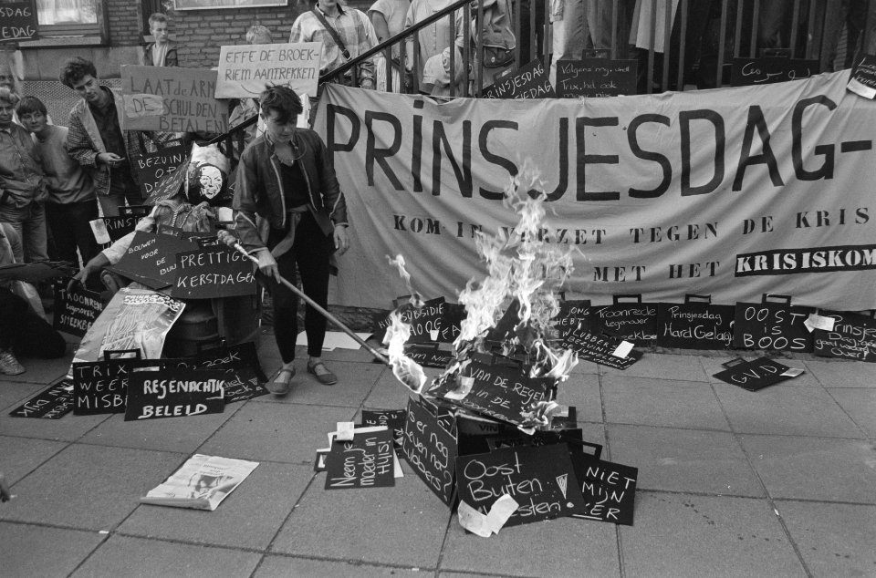 Prinsjesdag 1987, voor belastingkantoor amsterdam werd geprotesteerd tegen bezui, Bestanddeelnr 934-0769