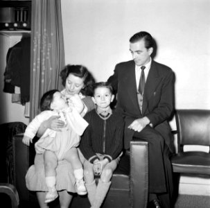 Portretfoto van de conciërge en haar gezin, Bestanddeelnr 252-9329