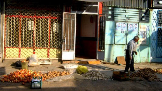 Potato Onion exposed for sale - Fruit vendor Cotton-beating Bazaar of Nishapur 2