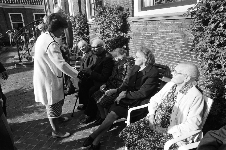 Prinses Margriet op bezoek in een bejaardenhuis te Elburg, Bestanddeelnr 931-0280
