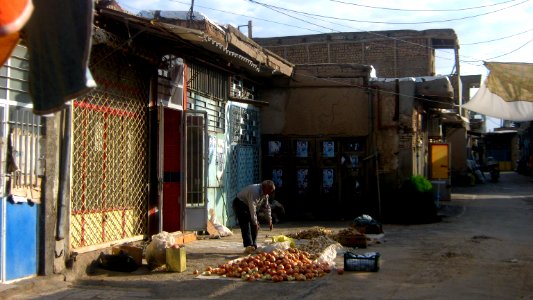 Potato Onion exposed for sale - Fruit vendor Cotton-beating Bazaar of Nishapur 4