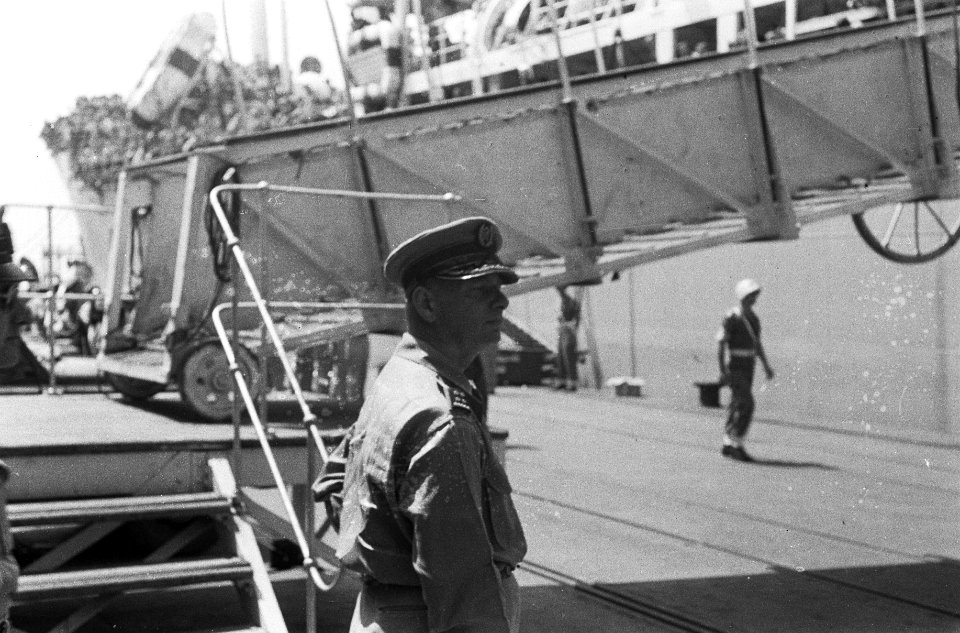 Priok op 4 mei 1948 vertrekt het 1e Bataljon Jagers met de Groote Beer naar h, Bestanddeelnr 1650-1-2
