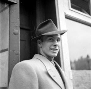 Portretfoto van een spiv, Bestanddeelnr 191-1035