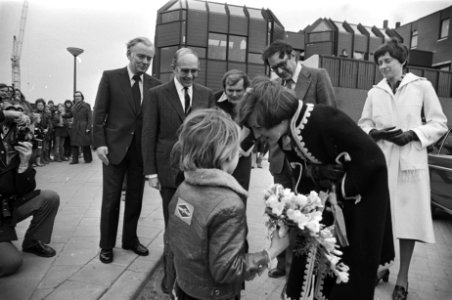 Prinses Margriet ontvangt bloemen bij aankomst, Bestanddeelnr 929-0739