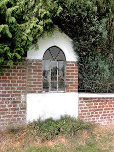 Prisches (Nord, Fr) chapelle dans un mur