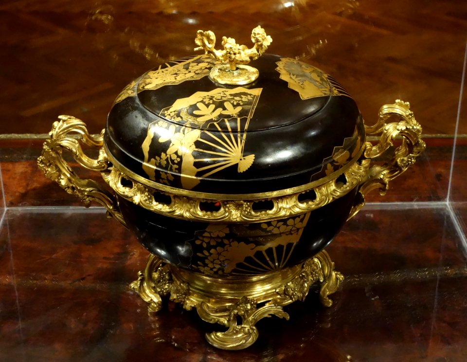 Potpourri, lacquer from Japan, gilt-bronze mounts from France, c. 1750 - California Palace of the Legion of Honor - DSC07750