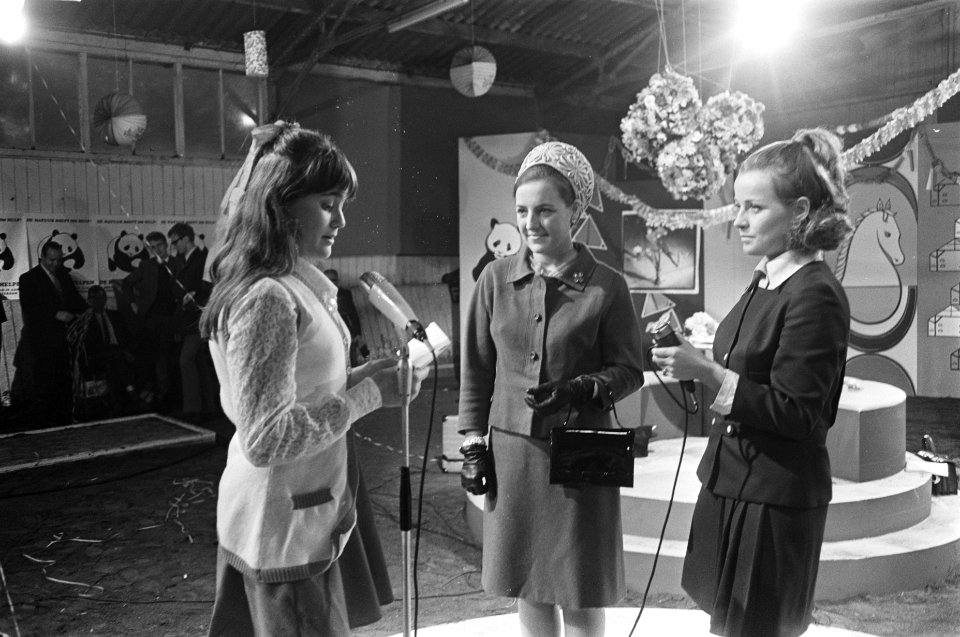 Prinses Margriet ontvangt cheque voor Wereld Natuur Fonds te Arnhem Prinses Marg, Bestanddeelnr 921-7966