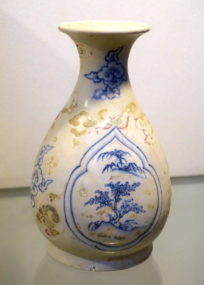 Pot, white glaze ceramic with patterns in three colors - Early Le dynasty, 15th century AD - Vietnam National Museum of Fine Arts - Hanoi, Vietnam - DSC05370