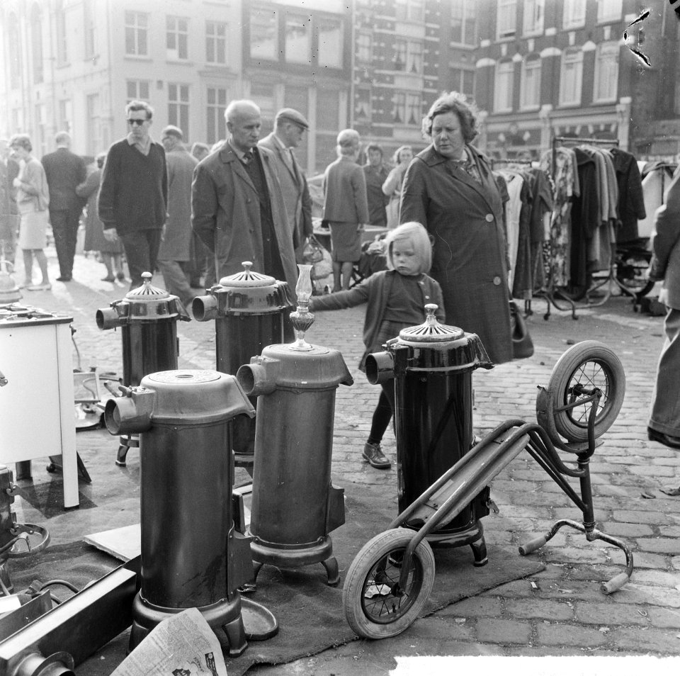 Potkacheltjes op het Waterlooplein, wachten op de kopers, Bestanddeelnr 916-9693