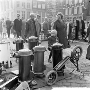 Potkacheltjes op het Waterlooplein, wachten op de kopers, Bestanddeelnr 916-9693