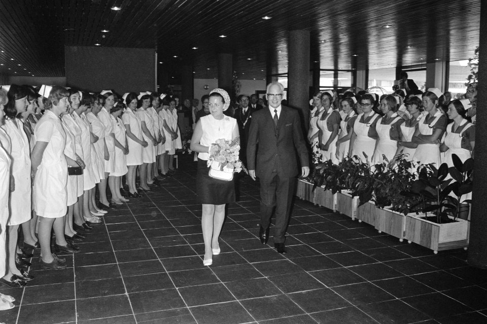 Prinses Margriet loopt bij aankomst door een haag van verpleegsters, Bestanddeelnr 924-6186