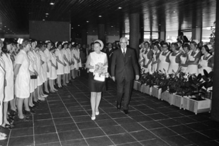 Prinses Margriet loopt bij aankomst door een haag van verpleegsters, Bestanddeelnr 924-6186