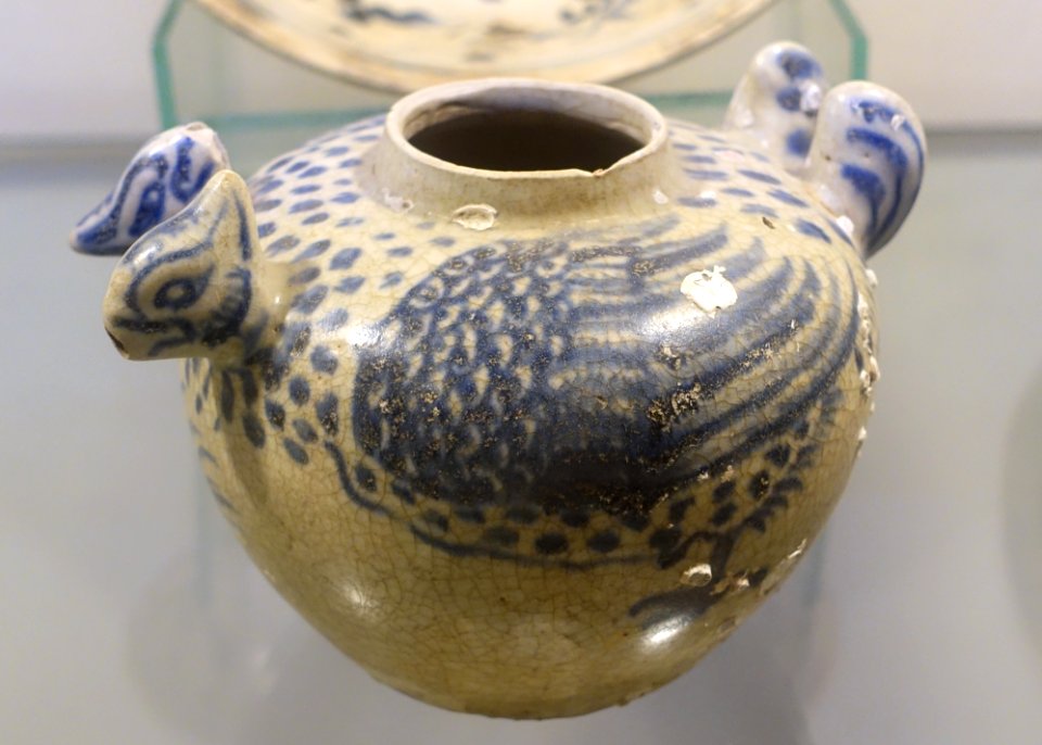 Pot shaped like Mandarin duck, white glaze ceramic with cobalt blue patterns - Early Le dynasty, 15th century AD - Vietnam National Museum of Fine Arts - Hanoi, Vietnam - DSC05379