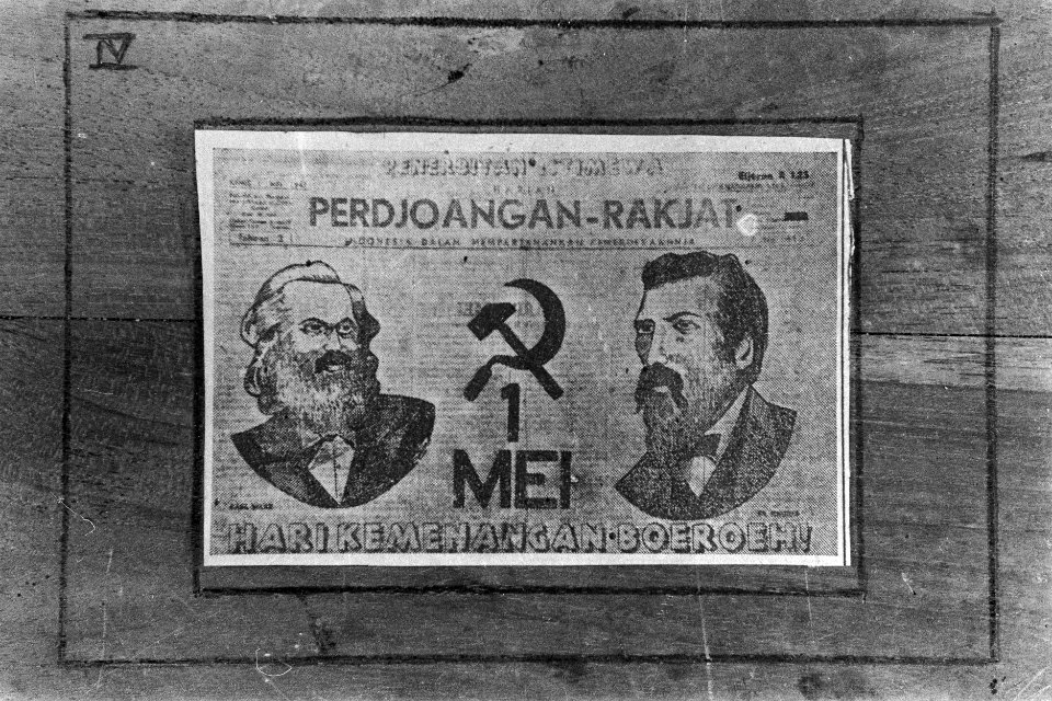 Poster. Op de achtergrond van een krant is een communistische oproep gedrukt Pe, Bestanddeelnr 6468