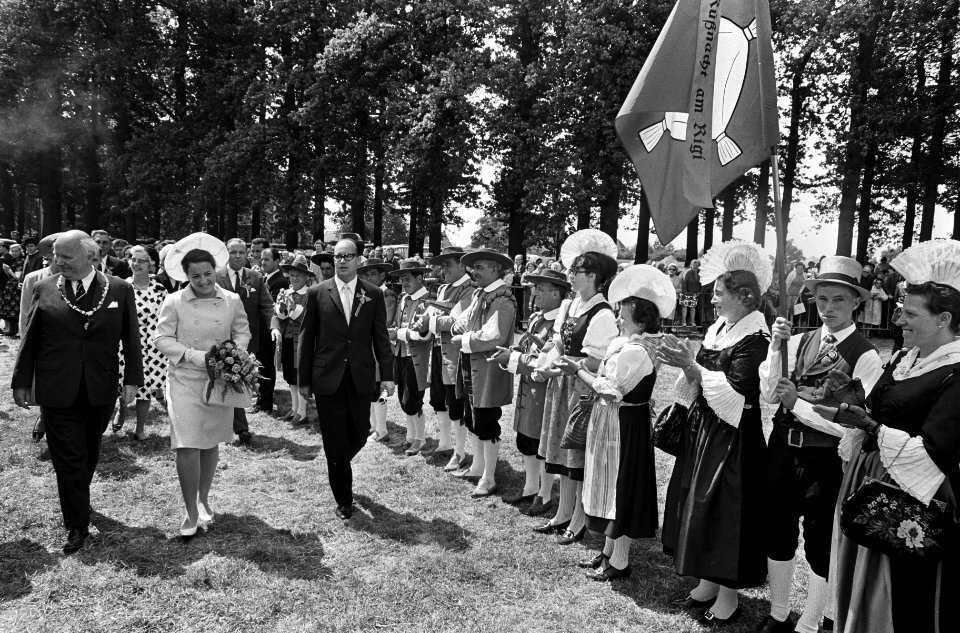 Prinses Margriet loopt langs een erehaag van dansers en danseressen. Links van h, Bestanddeelnr 920-4106