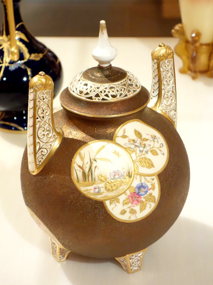 Potpourri Jar, Ott & Breuer, Trenton, New Jersey, c. 1885, porcelain - Brooklyn Museum - DSC09535