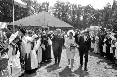 Prinses Margriet loopt door een erehaag van volksdansers. Links naast haar burge, Bestanddeelnr 920-4115