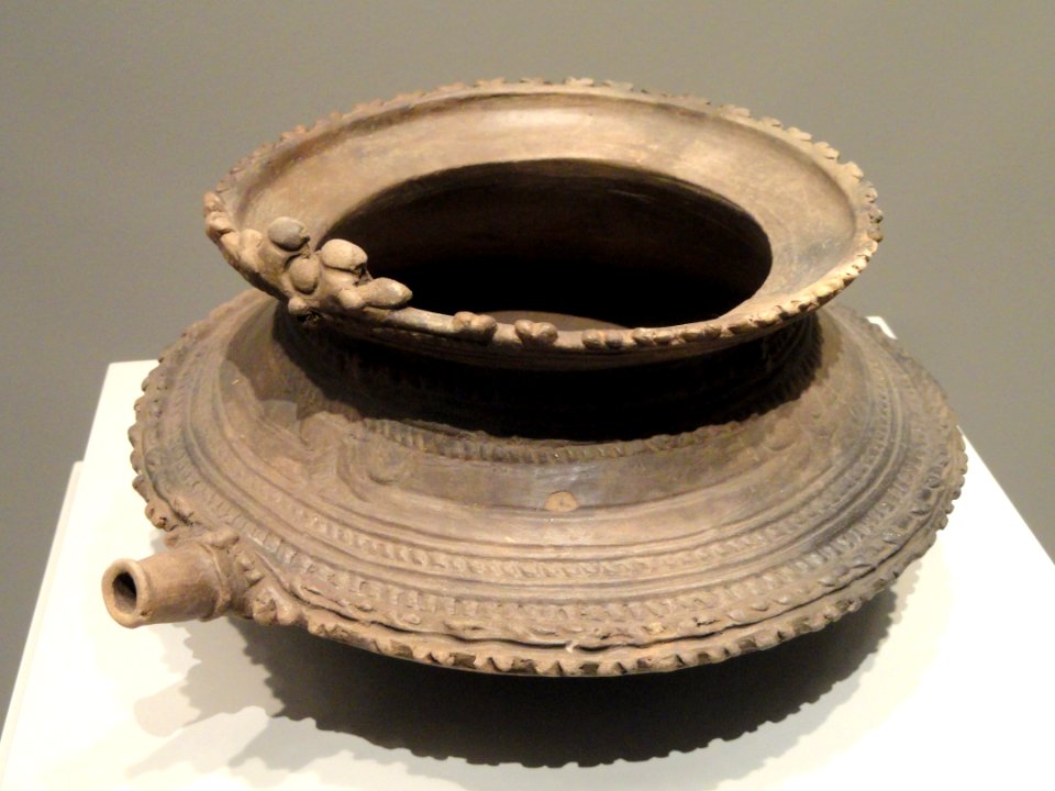Pot with Spout, 1000-300 BC, Japan, earthenware, excavated at Nagawa, Aomori - Art Institute of Chicago - DSC00127