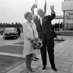 Prinses Margriet met de voorzitter van de KNMG, G.C.M. van Maarsseveen, Bestanddeelnr 922-5428