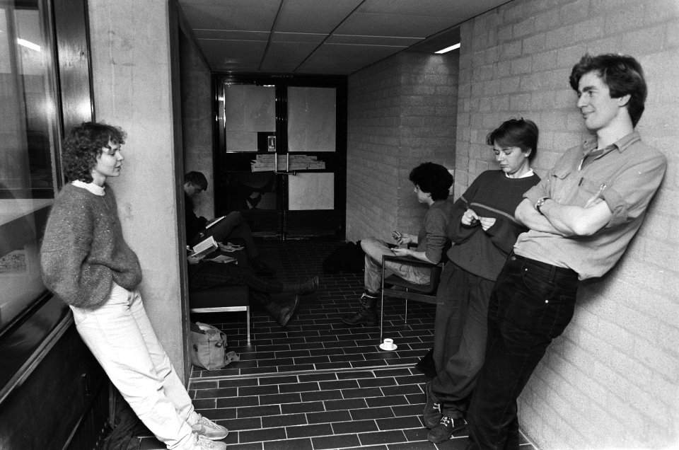 Postende studenten bij een van de toegangen, Bestanddeelnr 933-5356