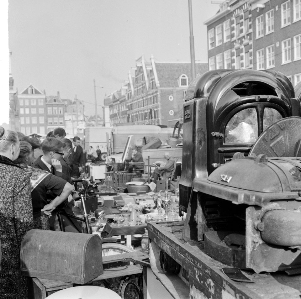 Potkacheltjes op het Waterlooplein, wachten op de kopers, Bestanddeelnr 916-9697