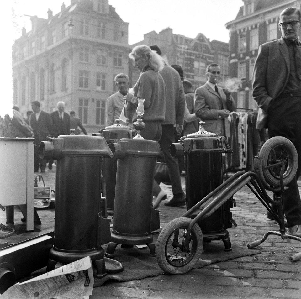 Potkacheltjes op het Waterlooplein, wachten op de kopers, Bestanddeelnr 916-9698