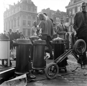 Potkacheltjes op het Waterlooplein, wachten op de kopers, Bestanddeelnr 916-9698