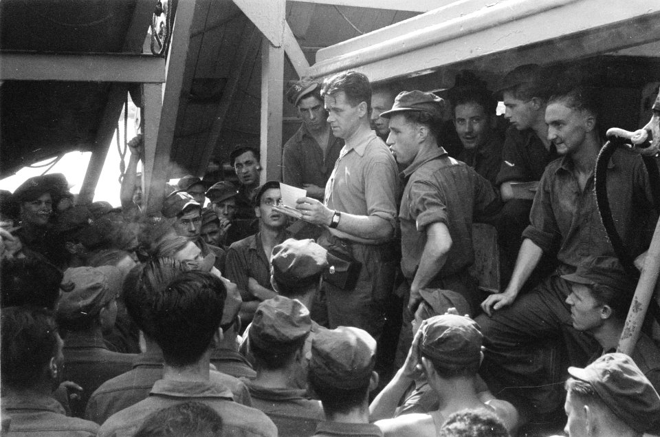 Post wordt uitgedeeld op het schip, Bestanddeelnr 71-5-5