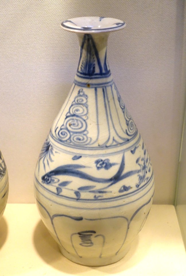 Pot, white glaze ceramic with cobalt blue patterns - Early Le dynasty, 15th century AD - Vietnam National Museum of Fine Arts - Hanoi, Vietnam - DSC05377