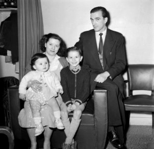 Portretfoto van de conciërge en haar gezin, Bestanddeelnr 252-9330
