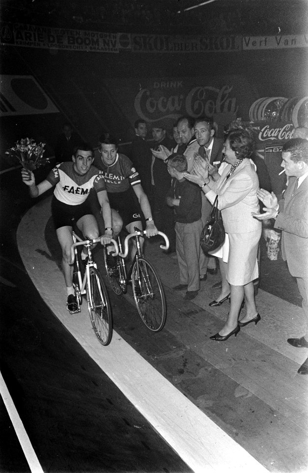 Post en Sercu winnaars Rotterdamse Zesdaagse tijdens ere-ronde, Bestanddeelnr 921-3293