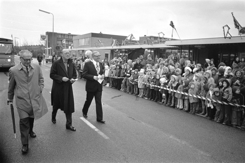 Prins Bernhard bezoekt gemeente Waddinxveen bij winkelcentrum Luifelbaan, Bestanddeelnr 927-6074