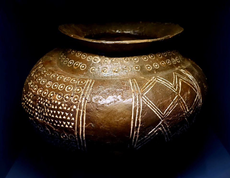 Pot, Alb-Hegau ceramics, 800-650 BC - Landesmuseum Württemberg - Stuttgart, Germany - DSC02782