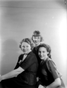 Portret van Nelly Langlais met dochters Hans (rechts) en Renée, Bestanddeelnr 190-0944