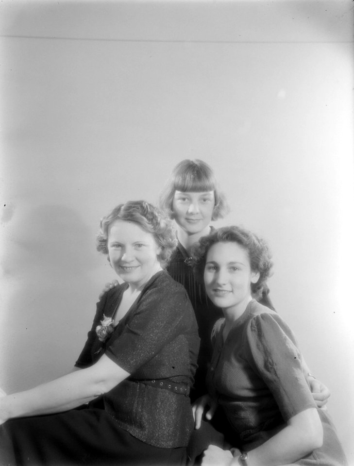 Portret van Van de Polls vrouw Nell Langlais en haar dochters Renée en Hans (rec, Bestanddeelnr 254-6142