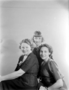 Portret van Van de Polls vrouw Nell Langlais en haar dochters Renée en Hans (rec, Bestanddeelnr 254-6142 photo