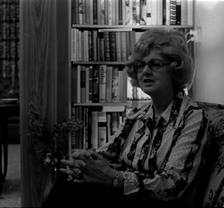 Portret van Leni Saris (1974) — NL-RtSA 4121 24736-7-9-01 (cropped)
