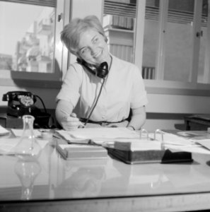 Portret van secretaresse Aviva terwijl ze telefoneert, Bestanddeelnr 255-4524
