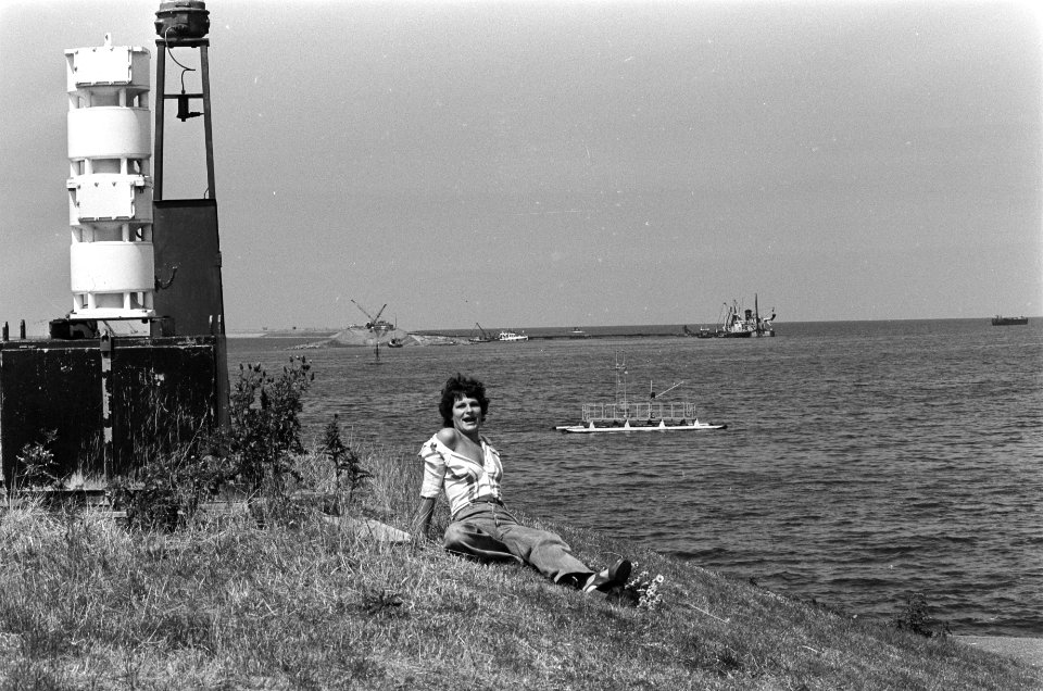 Poserend meisje bij het laatste nog open deel van het meer, Bestanddeelnr 928-0712