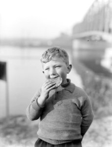 Portret van Meindert met een beschuit, Bestanddeelnr 189-0208 photo