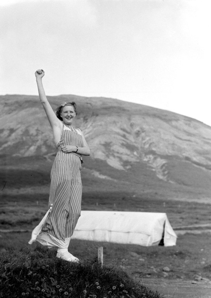 Portret van Valgerður Tryggvadóttir (1916–1995) als danseres in de vrije natuur, Bestanddeelnr 190-0363