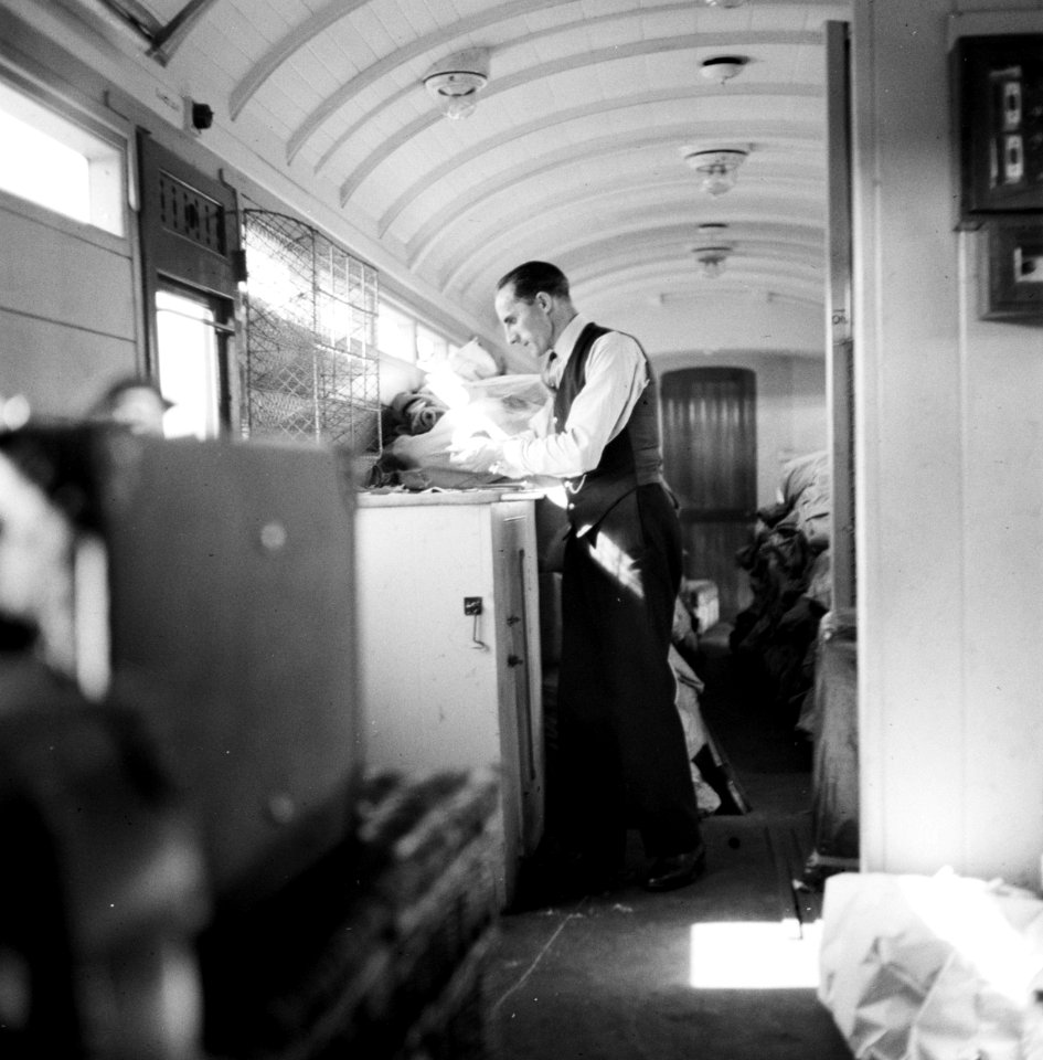 Post sorteren aan boord van de trein, Bestanddeelnr 254-3533