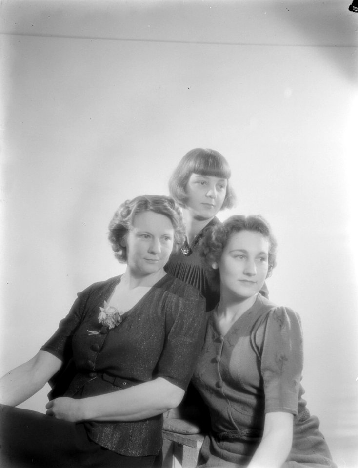 Portret van Van de Polls vrouw Nell Langlais en haar dochters Renéé en Hans (rec, Bestanddeelnr 254-6143
