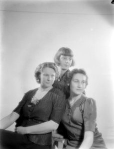 Portret van Van de Polls vrouw Nell Langlais en haar dochters Renéé en Hans (rec, Bestanddeelnr 254-6143 photo
