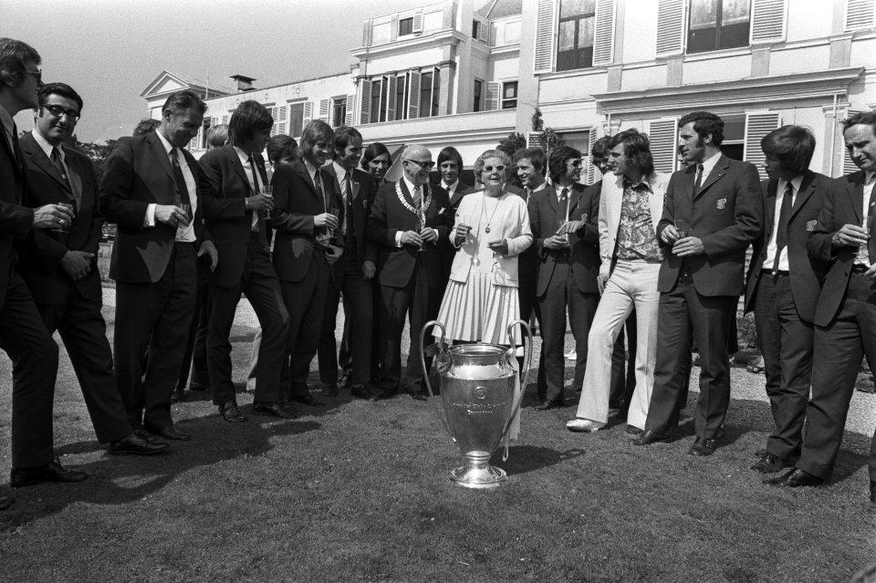 Poseren met op de voorgrond de overwinningsbeker, in het midden koningin Juliana, Bestanddeelnr 924-6147