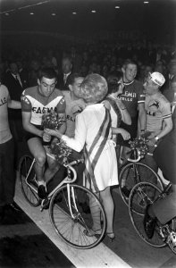 Post en Sercu winnaars Rotterdamse Zesdaagse tijdens ere-ronde, Bestanddeelnr 921-3294