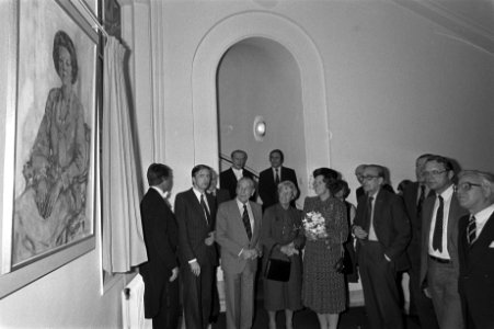 Portret van koningin Beatrix geschilderd door Sierk Schröder wordt in de hal ont, Bestanddeelnr 931-8363