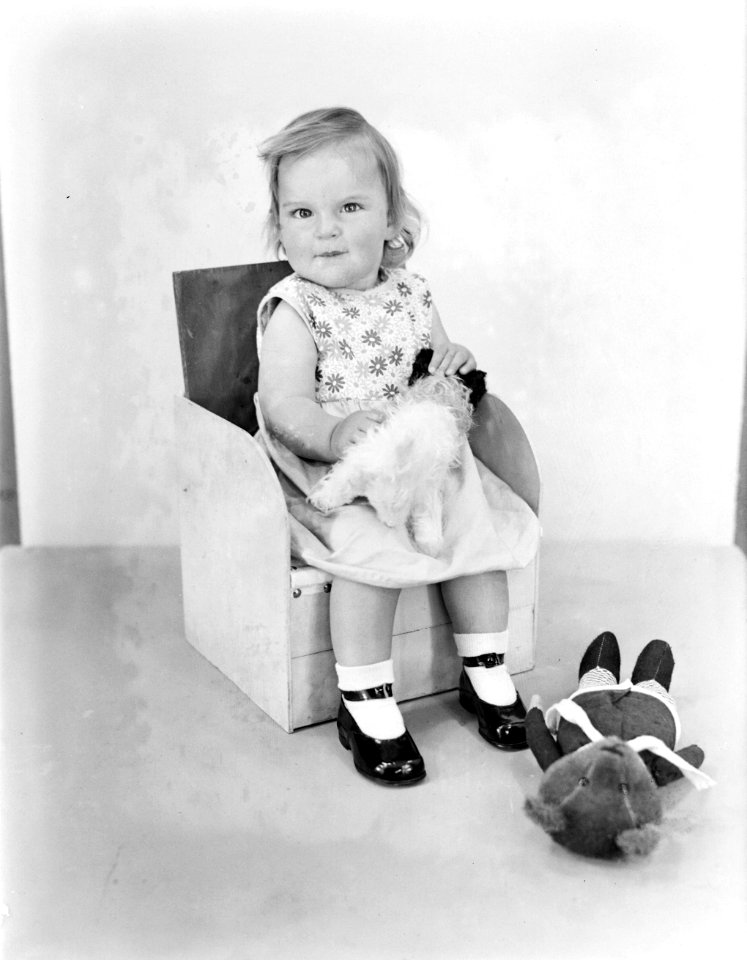 Portret van peuter Mieke, Bestanddeelnr 252-0637